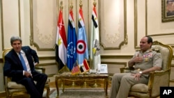 Menlu AS John Kerry (kiri) bertemu pemimpin militer Mesir, Jenderal Abdel Fattah el-Sissi di Kairo, Minggu (3/11).