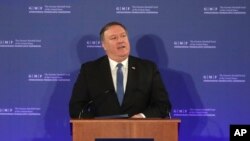 លោក​រដ្ឋមន្ត្រី​ការបរទេស​អាមេរិក Mike Pompeo ថ្លែង​នៅ​ក្នុង​ព្រឹត្តិការណ៍​នៅ​ក្នុង​ក្រុង​ប្រ៊ុចសែល កាលពី​ថ្ងៃទី៤ ខែធ្នូ ឆ្នាំ២០១៨។