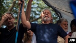 Luiz Inacio Lula da Silva, à gauche, ex-président brésilien (2003-2011), lors d'une messe catholique à la mémoire de sa défunte épouse Marisa Leticia, à Sao Paulo, Brésil, 7 avril 2018.