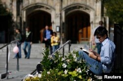 예일대학교 교정에서 학생이 책을 읽고 있다. (자료사진)