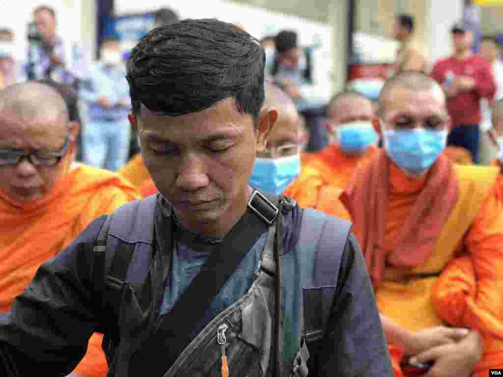 លោក ហ៊ុន វណ្ណៈ សកម្មជន​មួយរូប​របស់​ចលនា​មាតា​ធម្មជាតិ ធ្វើ​ពិធី​ស្មឹងស្មាធ​ជាមួយ​ព្រះសង្ឃ​ ដើម្បី​គោរព​វិញ្ញាណក្ខន្ធ​លោក​ កែម ឡី។ (ហ៊ុល រស្មី/វីអូអេ)​