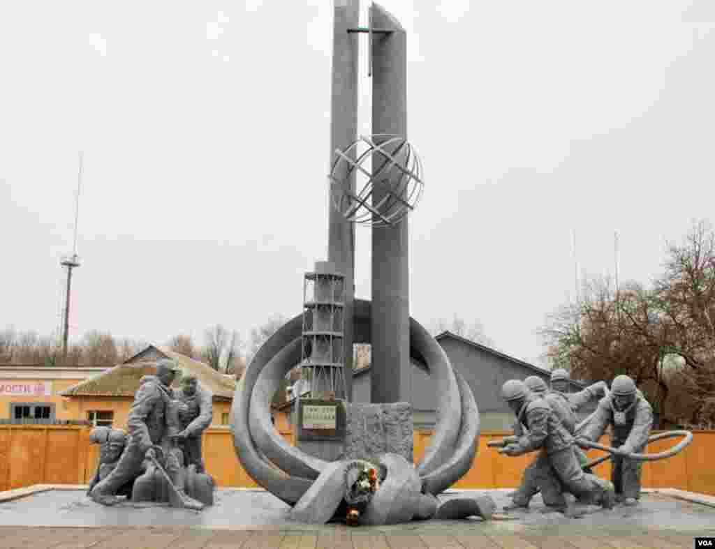 Chernobil halokatida nobud bo&#39;lgan 32 o&#39;t o&#39;chiruvchiga qo&#39;yilgan haykal.