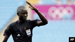 L'arbitre Bakary Gassama de Gambie. (Ph. d'archives). REUTERS/Alessandro Garofalo (BRITAIN - Tags: SPORT OLYMPICS SPORT SOCCER)