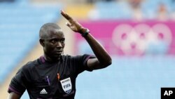 L'Arbitre Bakary Gassama de la Gambie REUTERS / Alessandro Garofalo