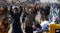 Para pendukung kelompok Islamis Tehreek-i-Labaik Ya Rasool Allah (TLY) melakukan aksi protes di Islamabad, Pakistan (26/11). Protes hari Minggu juga dilakukan di beberapa kota lainnya di Pakistan.