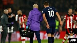 Harry Kane se tient la cuisse après une blessure lors du match entre Southampton et Tottenham, Angleterre, le 1er janvier 2020. 