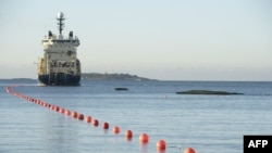 Kabel telekomunikasi bawah laut C-Lion1 ditarik untuk ditaruh ke dasar Laut Baltik oleh kapal "Ile de Brehat" di lepas pantai di Helsinki, Finlandia, pada 12 Oktober 2015. (Foto: Heikki Saukkomaa/Lehtikuva/AFP) 