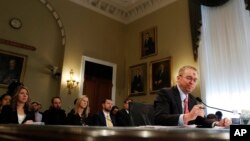 ប្រធាន​រៀបចំ​ថវិកា​ចាយវាយ​សហរដ្ឋអាមេរិក​ លោក Mick Mulvaney ធ្វើ​កំណត់​សម្គាល់ ខណៈ​ចូលរួម​សវនាការ​របស់​គណៈកម្មាធិការ​ចាយវាយ​របស់​សភា កាលពី​ថ្ងៃទី១៤ ខែកុម្ភៈ ឆ្នាំ២០១៨ នៅ​ក្នុង​រដ្ឋធានី​វ៉ាស៊ីនតោន។