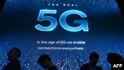 2019年电子消费展在拉斯维加斯会展中心举行，与会者在高通展台前排队等待5G展示。