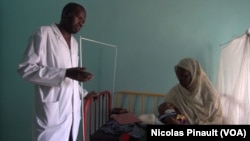 Wani likita na duba lafiyar wadda ta kamu