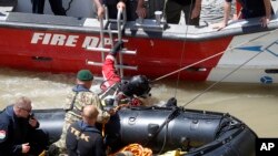 A diver prepares to dive to the wreckage under Margaret Bridge in Budapest, Hungary, May 31, 2019. 