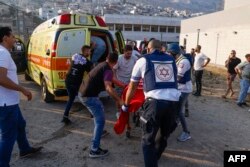 امدادگران اسرائیلی در حال انتقال یکی از زخمی‌شدگان حمله مرگبار حزب‌الله به مجدل‌شمس در شمال اسرائیل که ۱٢ کشته و بیش از ٣۰ زخمی بر جا گذاشت. شنبه ۶ مرداد ۱۴۰۳