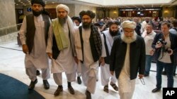 Mullah Abdul Ghani Baradar, pemimpin politik Taliban, ketiga dari kiri, tiba bersama anggota delegasi Taliban lainnya untuk menghadiri pembicaraan di Moskow, Rusia, 28 Mei 2019.
