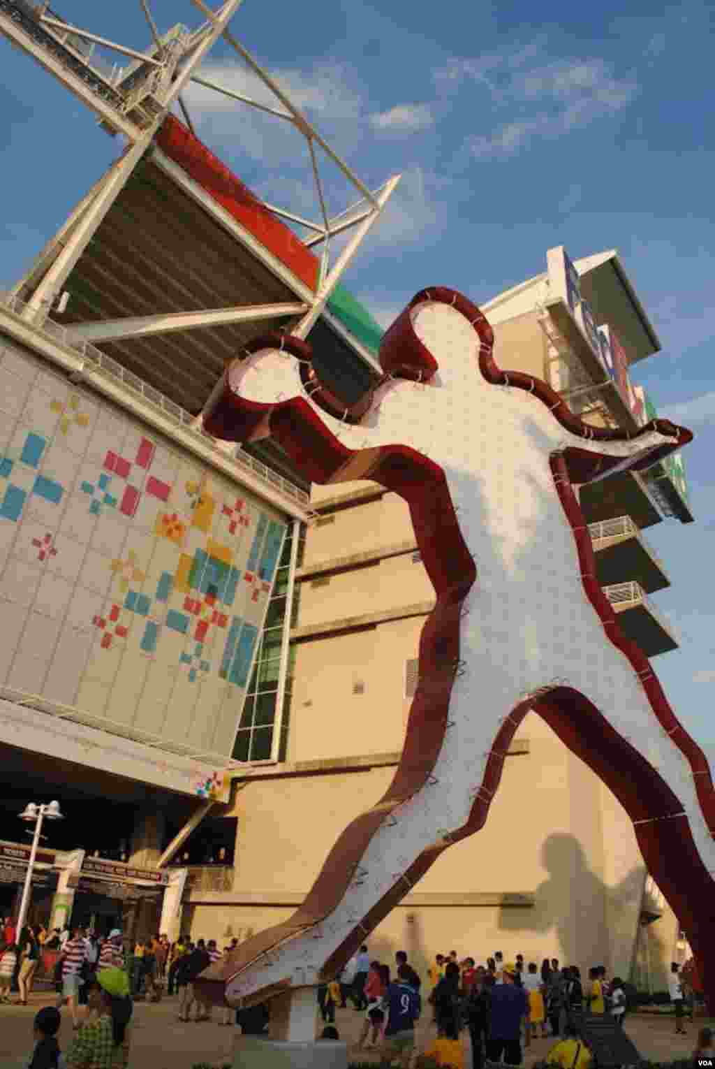 Soccer fans walk into FedEx Field stadium in Landover, Maryland to watch the U.S. men&#39;s national team face Brazil in an international friendly on May 30, 2012. VOA/M/ Lipin