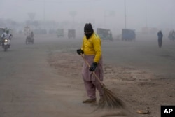 Uzmanlar, dünyanın pek çok yerinde daha doğru veriler için gerekli izleme yapılmadığını ve gerçek hava kirliliği miktarının çok daha fazla olabileceğini söylüyor.
