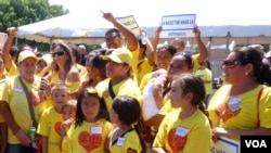 支持提高最低工资的团体（美国之音国符拍摄)