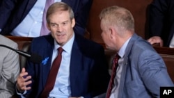 짐 조던(왼쪽) 미 공화당 하원의장 후보가 18일 의장 선출 투표 현장에서 동료의원과 환담하고 있다.