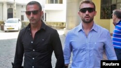 Salvatore Girone (R) and Massimiliano Latorre leave the police commissioner office in the southern Indian city of Kochi, January 18, 2013. 