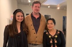 Chad Buterbaugh (tengah), Folklorist at Maryland State Art Council bersama penerima hibah Folklife Apprenticeship, Nuri Auger (kanan) dan Stacy Stube (VOA/Made Yoni).