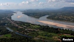 រូបឯកសារ៖ ទិដ្ឋភាព​ទន្លេមេគង្គ​ដែល​នៅ​ជាប់ព្រំ​ប្រទល់​ប្រទេស​ថៃ និង​ឡាវ មើល​ពី​ខេត្ត Nong Khai នៃ​ប្រទេស​ថៃ កាលពី​ថ្ងៃទី២៩ ខែតុលា ឆ្នាំ២០១៩។