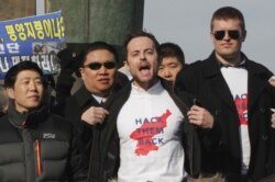 미국 인권재단 HRF의 토르 할보르센 대표(가운데)와 한국의 탈북민단체인 자유북한운동연합 박상학 대표(왼쪽)가 지난 2015년 1월 대북전단을 날린 후 기자회견을 했다.