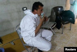 Arhiva - Čovek diše kroz masku za kiseonik, nakon onoga što su spasioci opisali kao napad hemijskim oružjem u Kan Šeikunu, u pobunjeničkom Idlibu, Sirija, 4. aprila 2017.