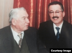 Nur Muhammad Qoraxon atoqli adib Chingiz Aytmatov bilan, kitobdagi surat