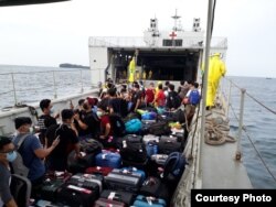 Evakuasi ABK World Dream dari KRI dr. Soeharso di perairan Kepulauan Seribu menuju Pulau Sebaru Kecil. (Foto: Dinas Penerangan AL RI)