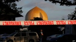 Seorang polisi berjaga di depan Masjid Al Noor di Christchurch, Selandia Baru, yang menjadi satu dari dua lokasi penembakan massal, 17 Maret 2019. Pelaku penembakan, Brenton Tarrant, menghadapi sidang pembacaan putusan hari ini, Senin, 24 Agustus 2020. (Foto: AP)