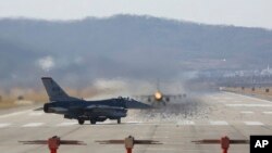 한국 오산공군기지에서 미 공군 소속 F-16 전투기가 이륙하고 있다. (자료사진)