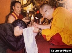 80年代，夏伍·洛桑塔杰在印度达兰萨拉向达赖喇嘛敬献哈达