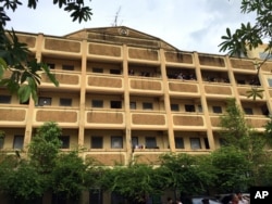 FILE - Thai police stand on the balcony outside of an apartment building in Nong Jok on the outskirts of Bangkok, Aug. 29, 2015. Thai police say they arrested a suspect in the blast at the Erawan Shrine in this apartment building.