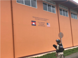 រូបឯកសារ៖ ទាហាន​ម្នាក់​ឈរ​យាម​អគារ​ជួសជុល​ថែទាំ​នាវាល្បាត​ធុន​តូច នៅ​មូលដ្ឋាន​សមុទ្រ​រាម កាល​ពី​ខែ​កក្កដា ឆ្នាំ​២០១៩។ (ស៊ុន ណារិន/វីអូអេ)