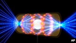 Në këtë ilustrim të dhënë nga Lbaoratori Kombëtar Lawrence Livermore paraqitet momenti i goditjes nga lazerat të objektivit të ndodhur brenda një kapsule