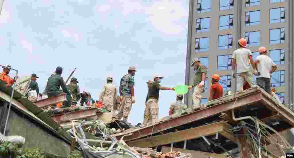 ប្រតិបត្តិការ​ស្វែងរក​មនុស្ស​ក្នុងគំនរ​អគារ​បាក់​បែក​នៅ​ក្រុង​ព្រះសីហនុ​ នៅព្រឹកថ្ងៃអាទិត្យ​ ដែល​ត្រឹមពេល​នេះ​ មនុស្ស​យ៉ាងហោច​ណាស់​ ១៨នាក់​ ត្រូវបានអជ្ញាធរ​បញ្ជាក់​ថា​បាន​ស្លាប់​ ​និង​២៤​នាក់​ បាន​រង​របួស,​ នៅខេត្ត​ព្រះសីហ​នុ​, នៅថ្ងៃទី​២៣​ ខែ​មិថុនា​ ឆ្នាំ​២០១៩។ (ស៊ុន​ ណារិន​/ VOA Khmer)