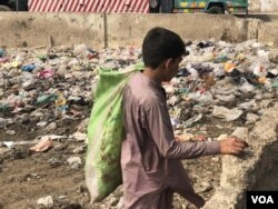 پاکستان میں کچرا اکٹھا کرنے والا ایک بچہ