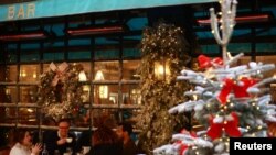 People eat outdoors at a restaurant following the coronavirus disease (COVID-19) outbreak in London, Britain, December 15, 2020. REUTERS/Hannah McKay