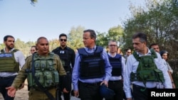 دیوید کامرون، وزیر امور خارجه بریتانیا، و الی کوهن، وزیر امور خارجه اسرائیل، روز پنج‌شنبه ۲ آذر ۱۴۰۲ از کیبوتص بئری دیدار کردند