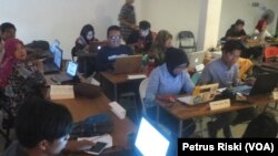 Sejumlah wartawan mencoba alat Google untuk mendeteksi beredarnya berita foto atau video hoaks. (Foto: VOA / Peter Riski).