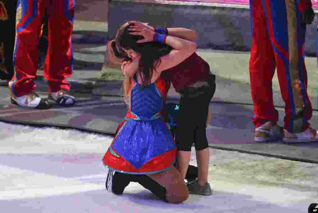 玲玲马戏团在纽约市以东50公里处的纽约州联合谷举行告别演出后，一位演员拥抱一个女孩儿（2017年5月21日）。被誉为&ldquo;地球上最精彩演出&rdquo;的美国三大马戏团之一&ldquo;玲玲马戏团&rdquo;( Ringling Brothers)在经历了146年的辉煌之后，星期日（5月21日）永远谢幕。 玲玲马戏团的母公司菲尔德娱乐公司今年1月宣布玲玲马戏团将关门解散的消息，理由是戏团的野生动物、杂技演员、小丑等无法承受21世纪智能手机、互联网和电子游戏的竞争。