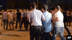 Polisi Turki menahan seorang pelaku aksi protes di Lapangan Taksim, Istambul, Turki (18/6). Media Turki melaporkan pihak berwenang telah menanhan puluhan orang yang dicurigai terlibat dalam protes anti-pemerintah yang telah berlangsung hampir tiga pekan di wilayah tersebut.