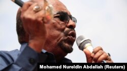 Le président Omar el-Béchir prononce un discours lors d’une visite à Bilal, Darfour, Soudan, 22 septembre 2017.