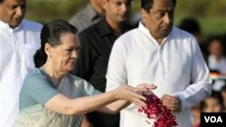 Sonia Gandhi ikut hadir dalam perayaan ulangtahun Mahatma Gandhi di New Delhi, India (2/10).