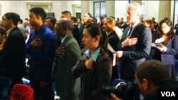 A total of 75 immigrants from 31 countries took the Oath of Allegiance in Federal Hall in New York City, May 22, 2014. (Adam Phillips/VOA)
