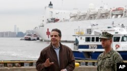 앤드류 쿠오모 미국 뉴욕 주지사가 30일 긴급 의료지원을 위해 뉴욕에 도착한 미군 병원선 '컴포트'호를 방문했다.