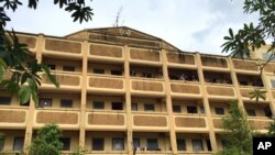 Polisi Thailand berdiri di balkon sebuah apartemen di Nong Jok, luar kota Bangkok (29/8), tempat tersangka pelaku pemboman kuil dilaporkan ditangkap pihak berwenang di apartemen ini. (AP/Sakchai Lalit)