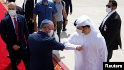 Isroilning Milliy xavfsizlik bo'yicha maslahatchisi Meir Ben-Shabbat (markazda) Birlashgan Arab Amirliklari rasmiysi bilan xayrlashmoqda, Abu Dabi, BAA, 2020-yil, 1-sentabr