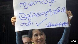 Tokoh demokrasi Birma yang baru dibebaskan, Aung San Suu Kyi di Rangoon pada hari Minggu.