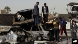 Warga memerikasa kendaraan mereka yang hancur akibat serangan bom di wilayah Ameen, sebelah Timur Baghdad, Irak, 17 Februari 2013. Afiliasi al-Qaida di Irak mengaku bertanggungjawab atas serangan tersebut, Senin (18/2). 
