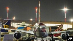 ຖ້ຽວບິນ AA292 ຂອງ American Airlines ເສັ້ນທາງຈາກ ນິວຢອກ ໄປຍັງ ນິວເດລີ ຫັນປ່ຽນທິດທາງຂະນະບິນຢູ່ເໜືອ ທະເລແຄສປຽນ, ໃນວັນທີ 23 ກຸມພາ 2025, ຈອດຢູ່ເດີ່ນສະໜາມບິນສາກົນ ລີໂອນາຣໂດ ດາ ວິນຊີ ຂອງໂຣມ, ປະເທດ ອີຕາລີ.